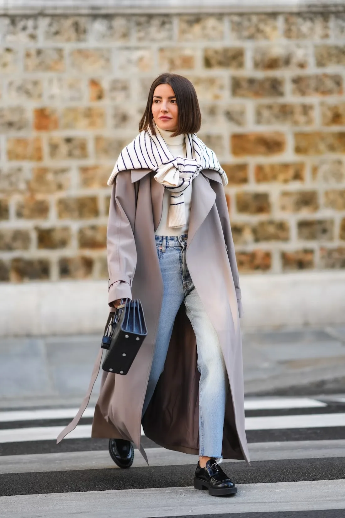 áo tank top phối áo trench coat