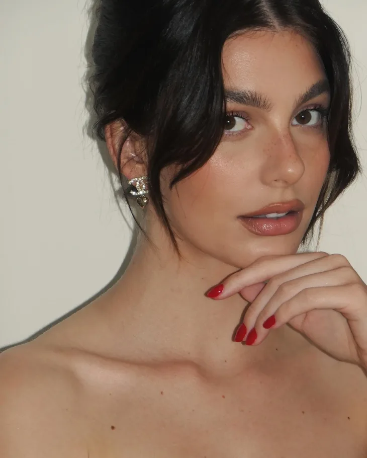 tone - cô gái trang điểm theo phong cách Latte Makeup