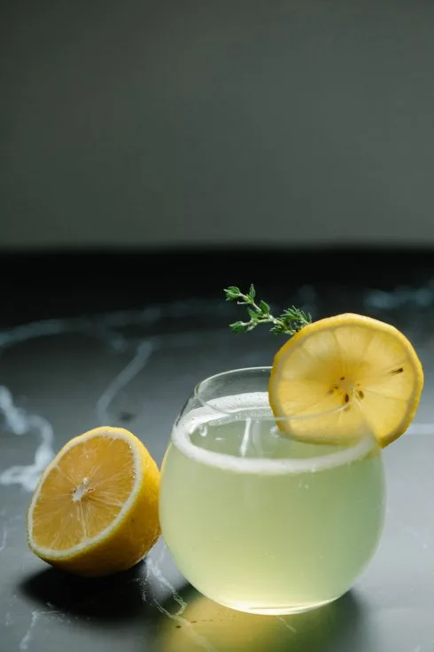 Nước chanh chứa chất chống oxy hoá cao. Ly nước chanh trang trí đẹp mắt