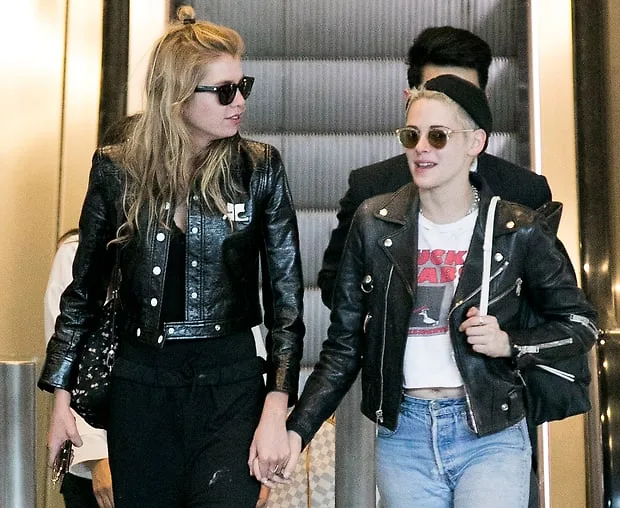 Hình ảnh thân mật của Stella Maxwell và Kristen Stewart tại sân bay