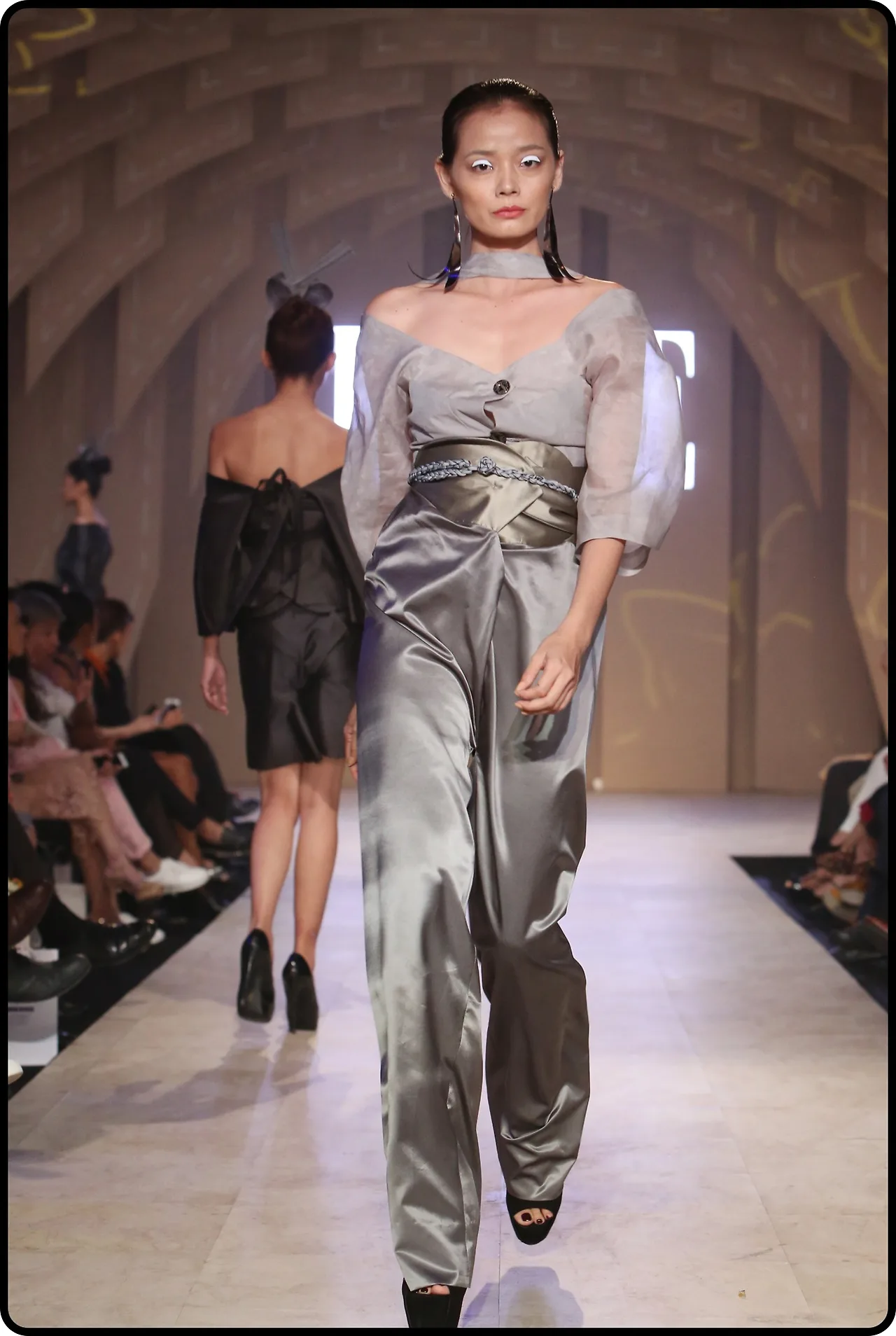BST của NTK Nuchsuda tại ELLE Fashion Journey 2016
