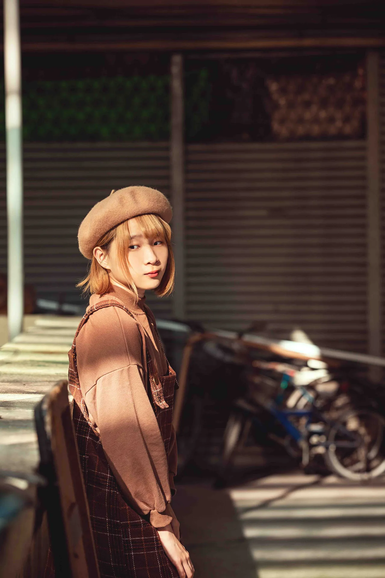 cô gái tự hỏi bản thân