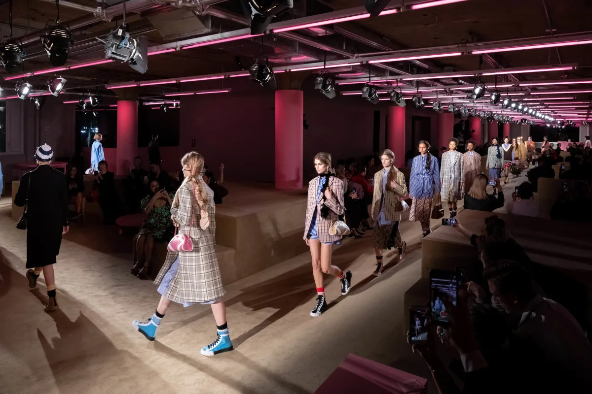 Hình ảnh từ sàn diễn Resort 2020 của Prada