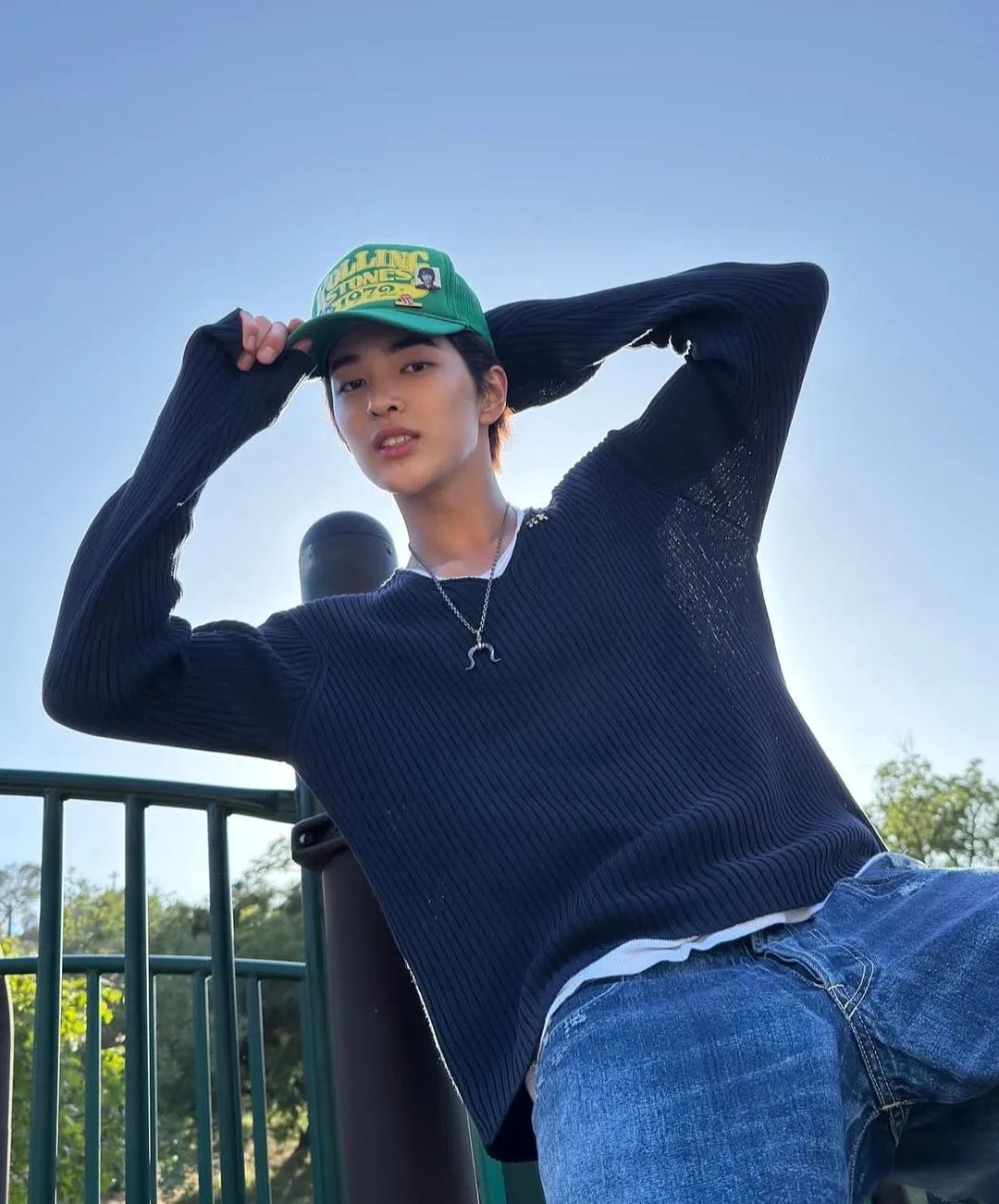 Em út Keonho trong chiếc áo len dệt kim mỏng màu navy và quần jeans