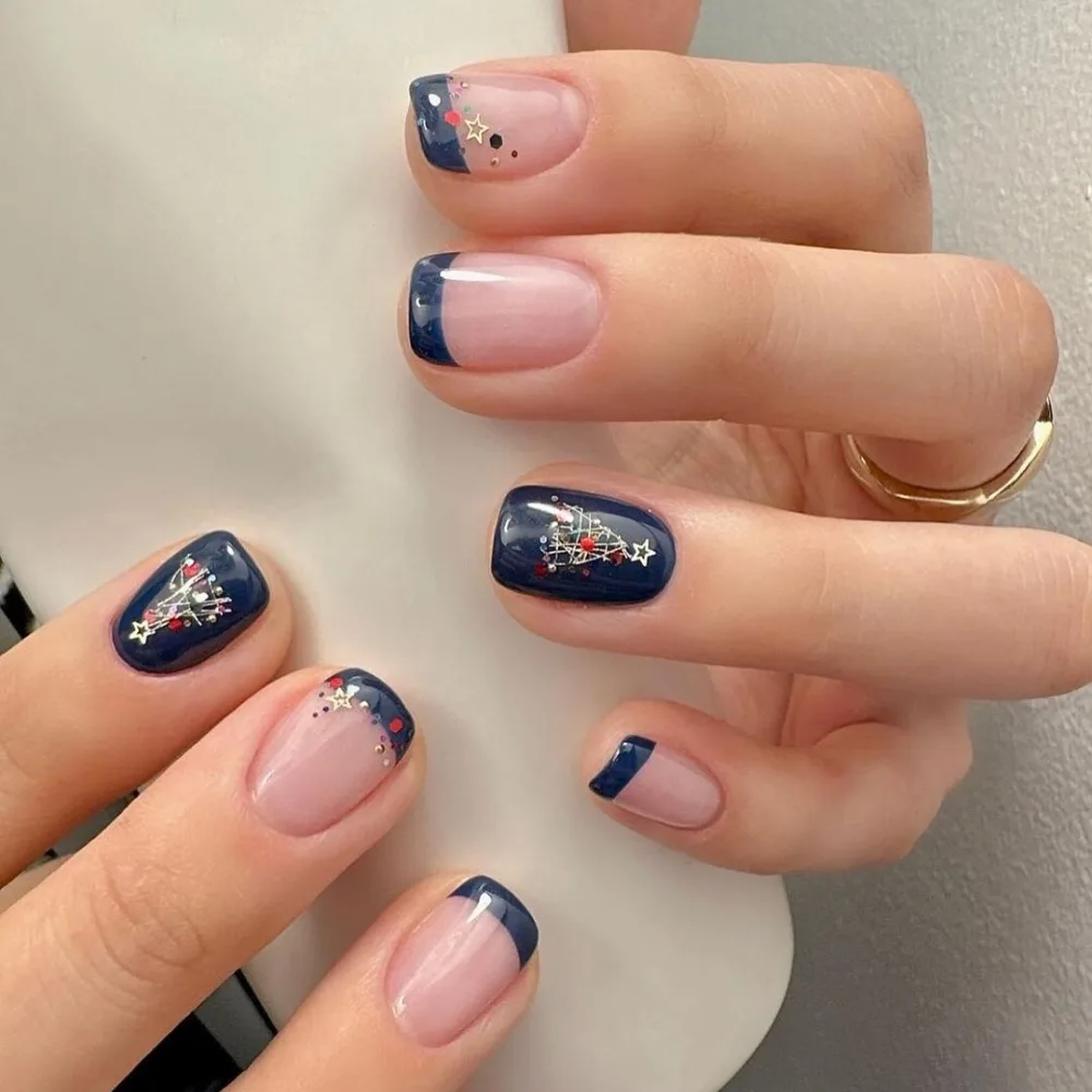 kiểu móng họa tiết cây thông trên nền móng xanh navy