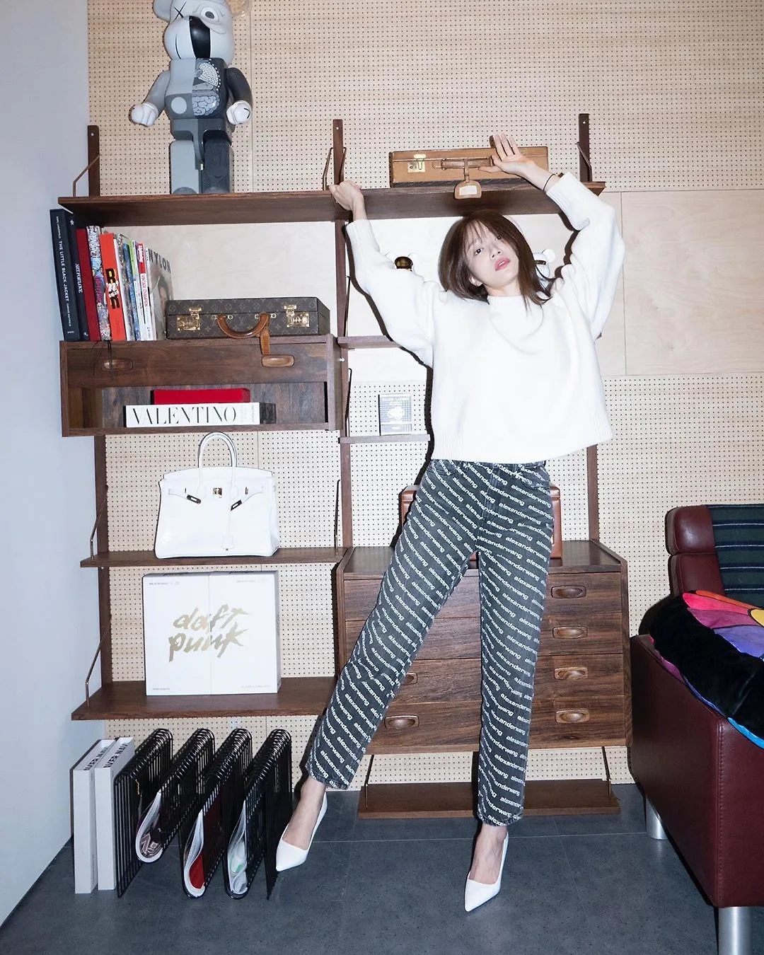 hani mặc quần baggy họa tiết alexander wang