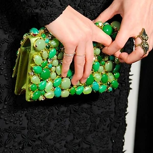 Trong tủ đồ tháng 11: Clutch đính đá và giày thêu hoa