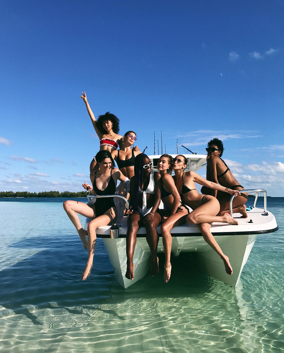 http://www.elle.vn/wp-content/uploads/2017/12/02/elle-viet-nam-Dàn-thiên-thần-Victorias-Secret-đua-nhau-khoe-thân-hình-gợi-cảm-hậu-show-diễn-tại-Thượng-Hải02.jpg