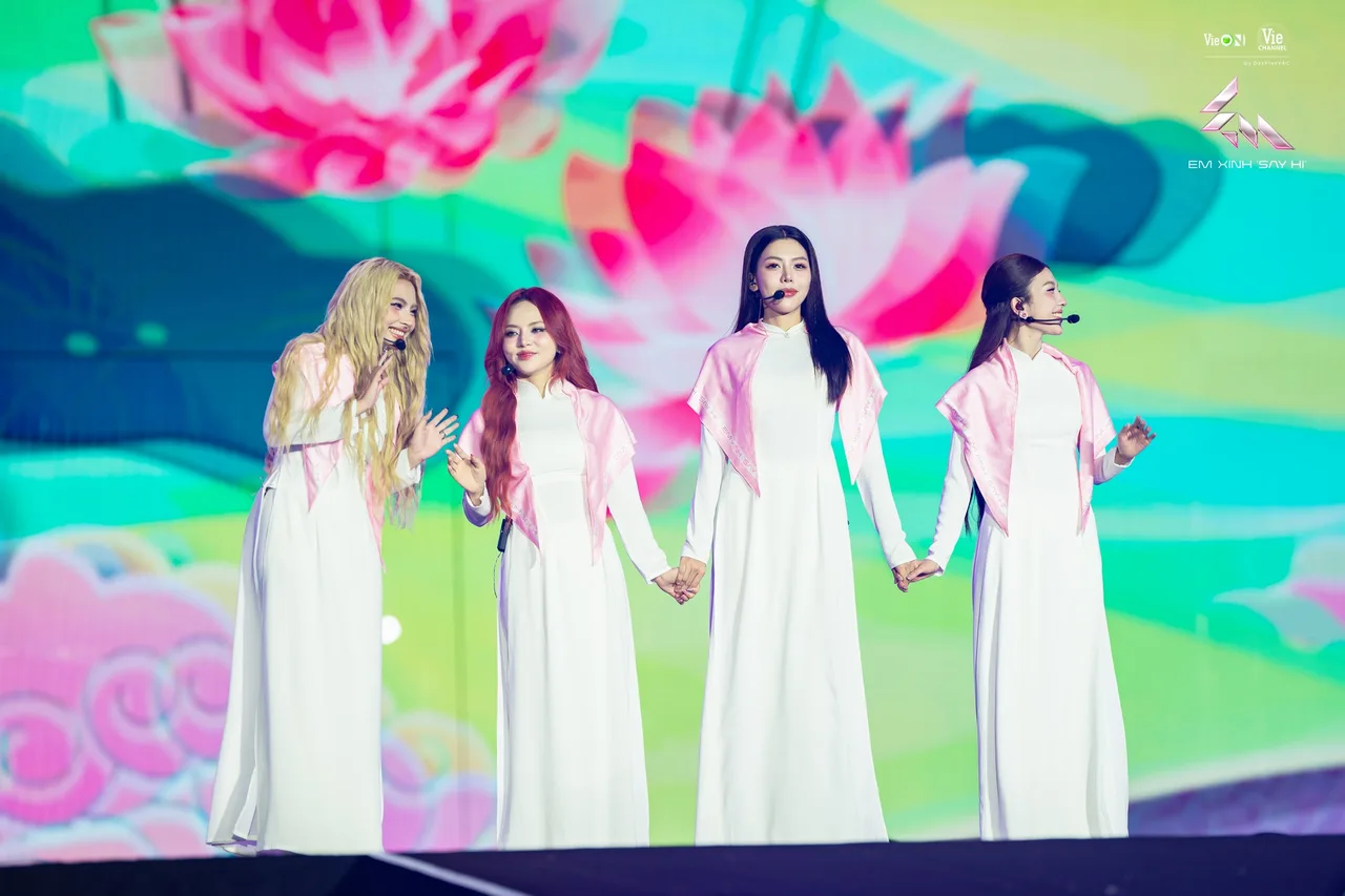 áo dài thời trang giao lưu "Em Xinh Say Hi" concert