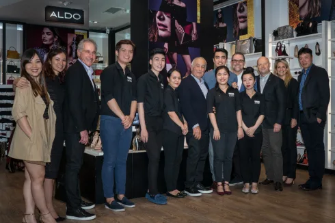 Ông Aldo chụp ảnh kỷ niệm cùng nhân viên Aldo