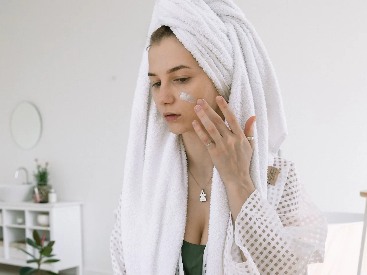 Dưỡng ẩm trong skincare routine mùa Hè cho da dầu mụn giúp duy trì độ ẩm cho làn da.