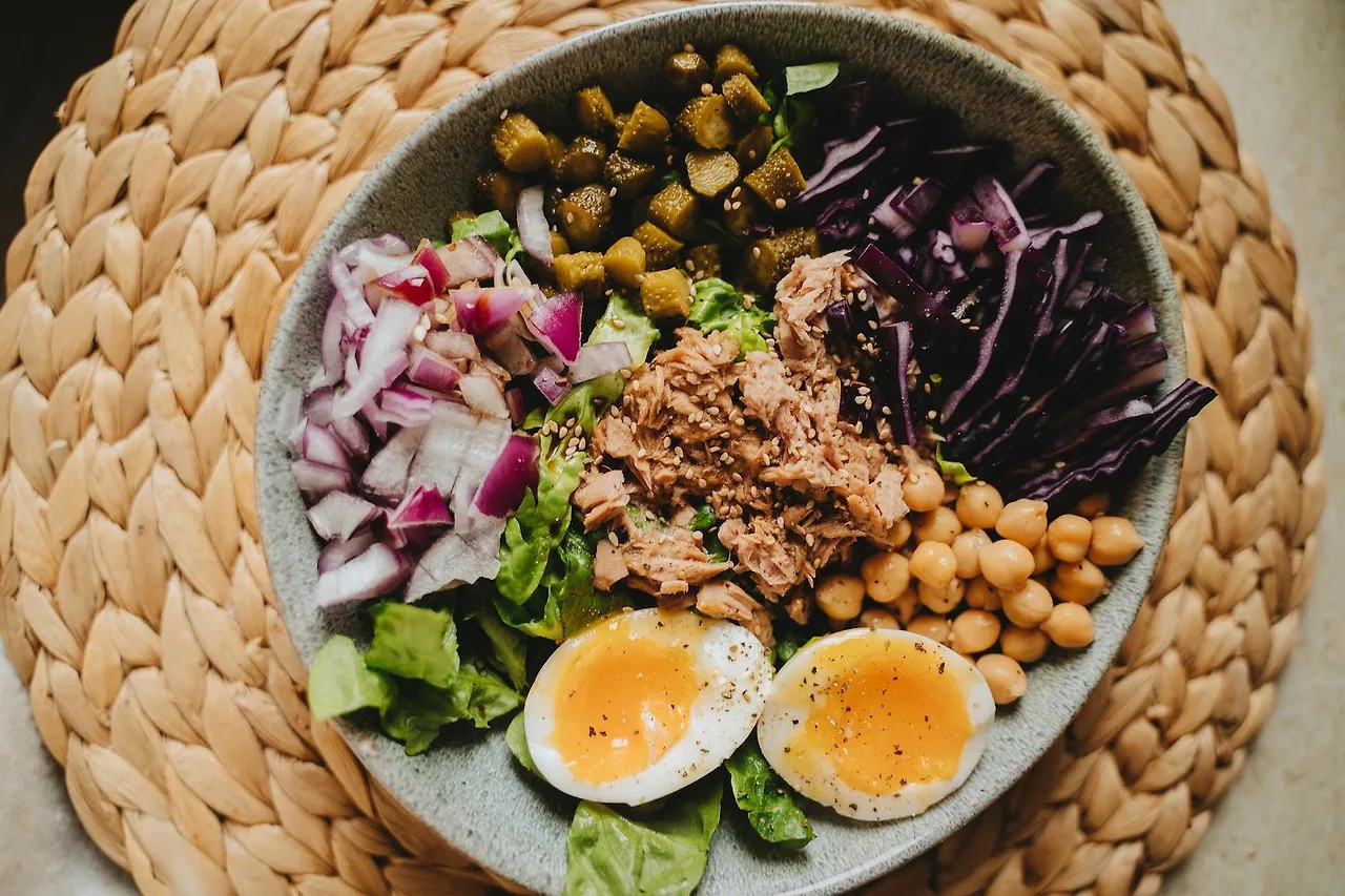 Grain bowl kiểu Tây với đậu gà, cá ngừ, trứng luộc lòng đào và rau củ nhiều màu sắc