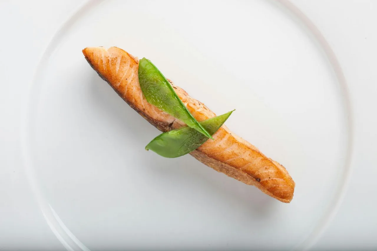 Cá hồi là nguồn cung cấp Omega-3 dồi dào.