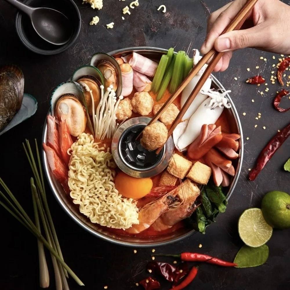Nồi lẩu với gia vị cay trên bàn là món ăn khử thâm môi cần kiêng.