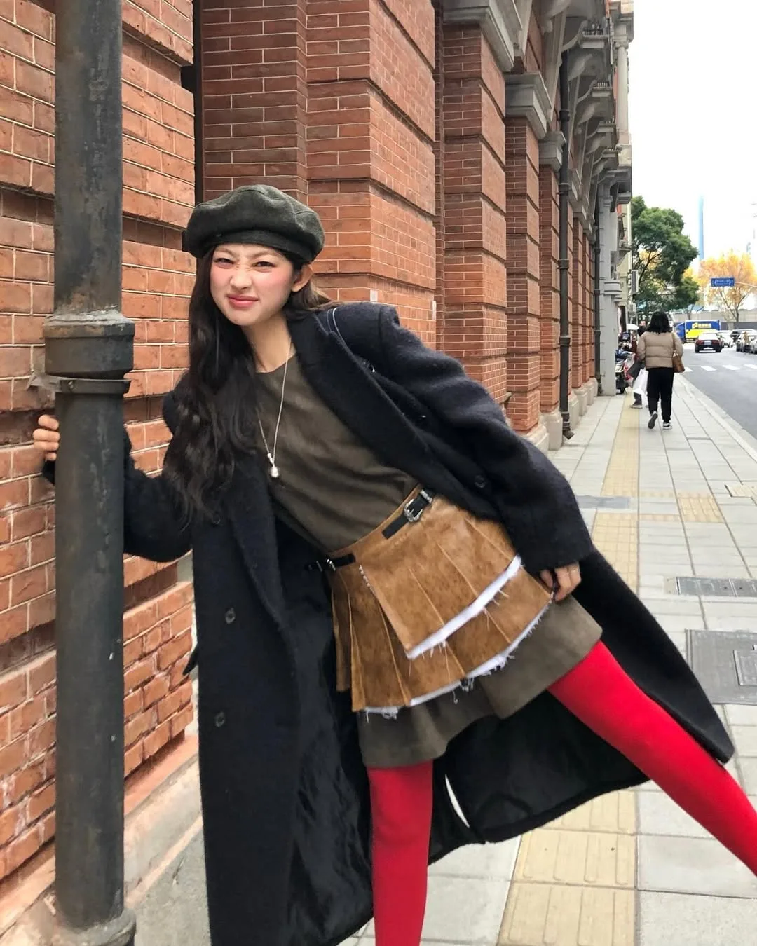 _hyerimood_ diện váy da phối quần tất