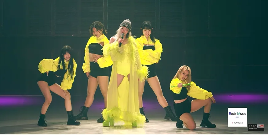 Jeongyeong diện trang phục gợi cảm twice