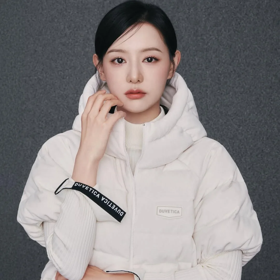 Kim Ji Won diện áo phao nhung đen Duvetica, khoe vẻ đẹp thanh lịch trong bộ ảnh mùa Đông.
