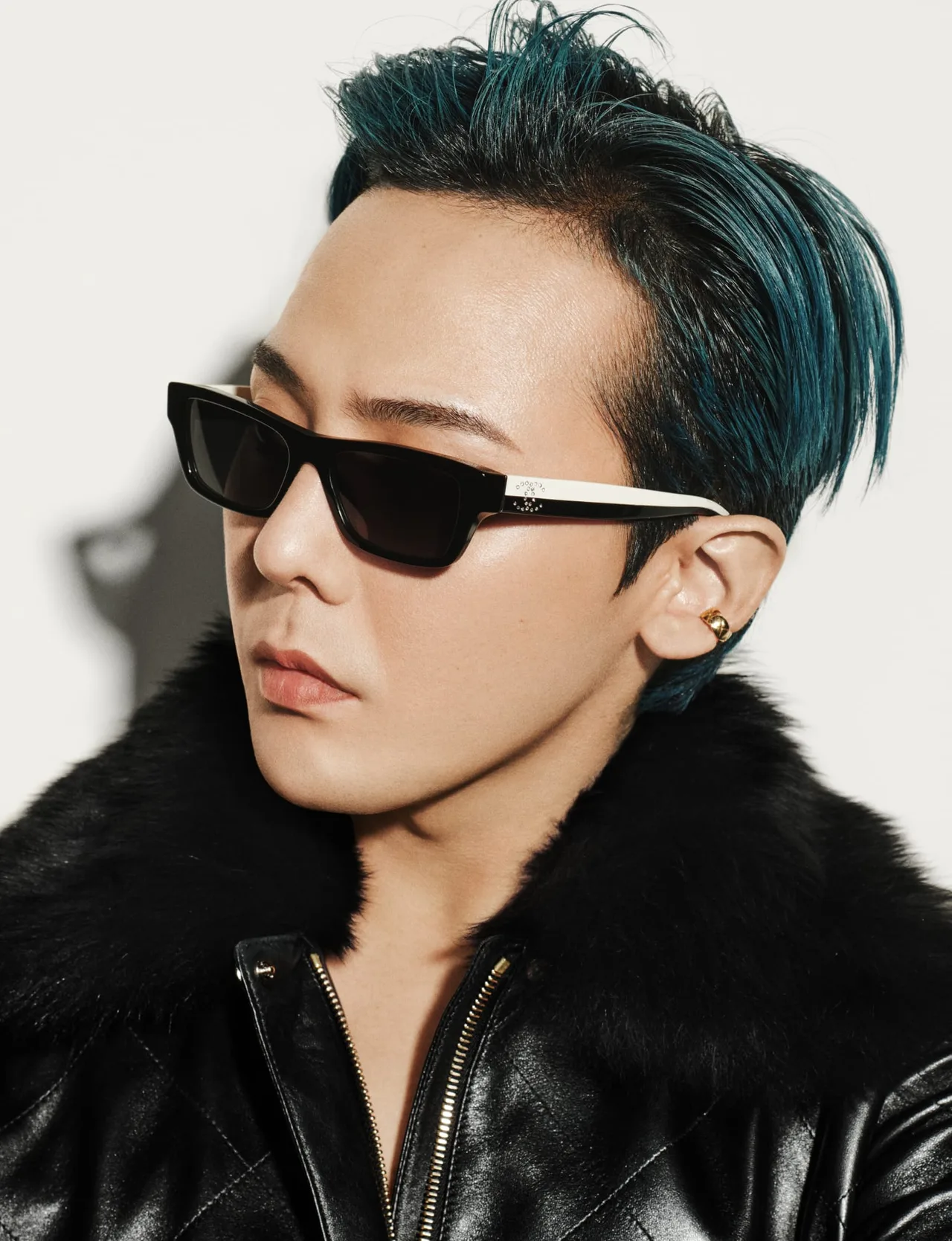 G-Dragon khẳng định tầm ảnh hưởng về phong cách với mẫu kính mát hai tông màu mang đậm tính đồ họa cùng biểu tượng hai chữ C đặc trưng.