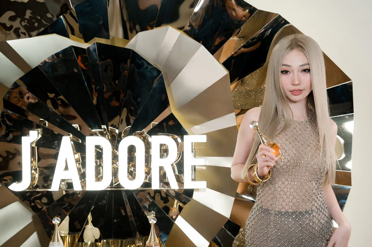 Ca sĩ Khổng Tú Quỳnh chụp hình cùng L’Or de J’Adore.