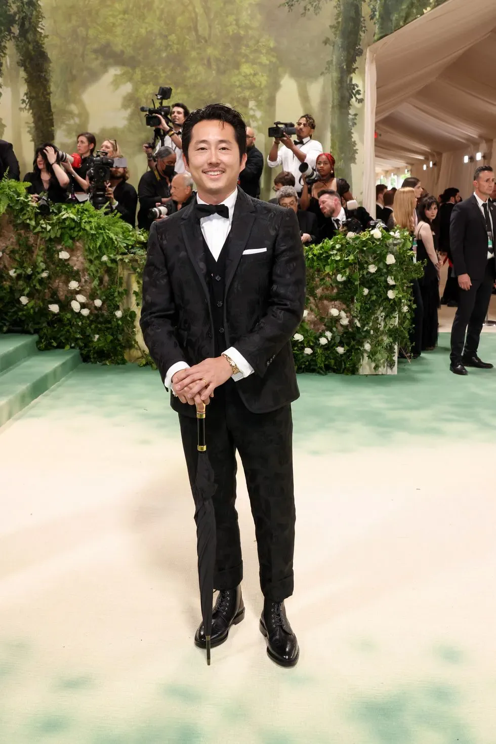 Steven Yeun diện suit từ Thom Browne tại met gala 2024