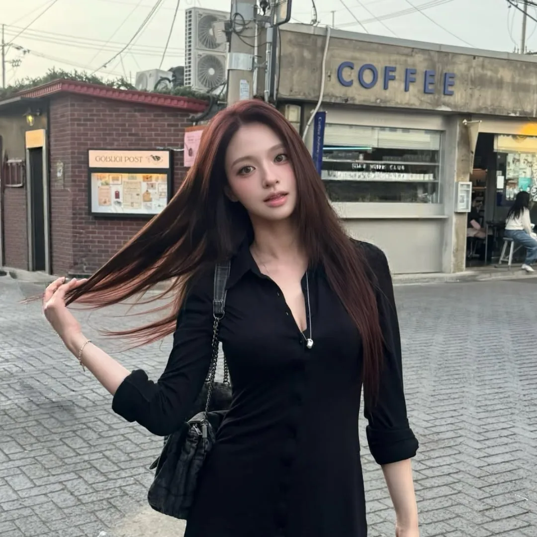 cô gái nhuộm tóc màu nâu dưới nắng