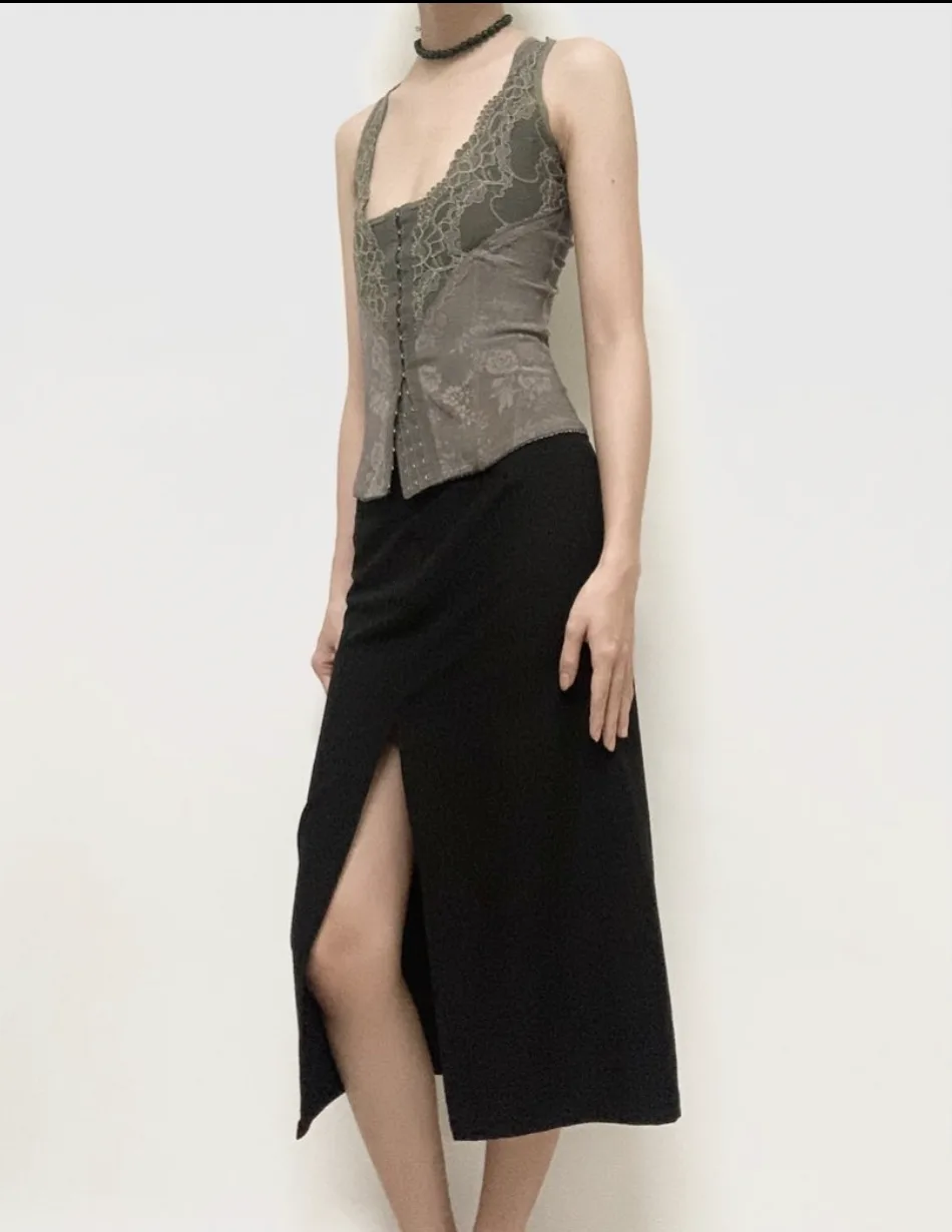 corset xám phối cùng váy xẻ tà đen midi