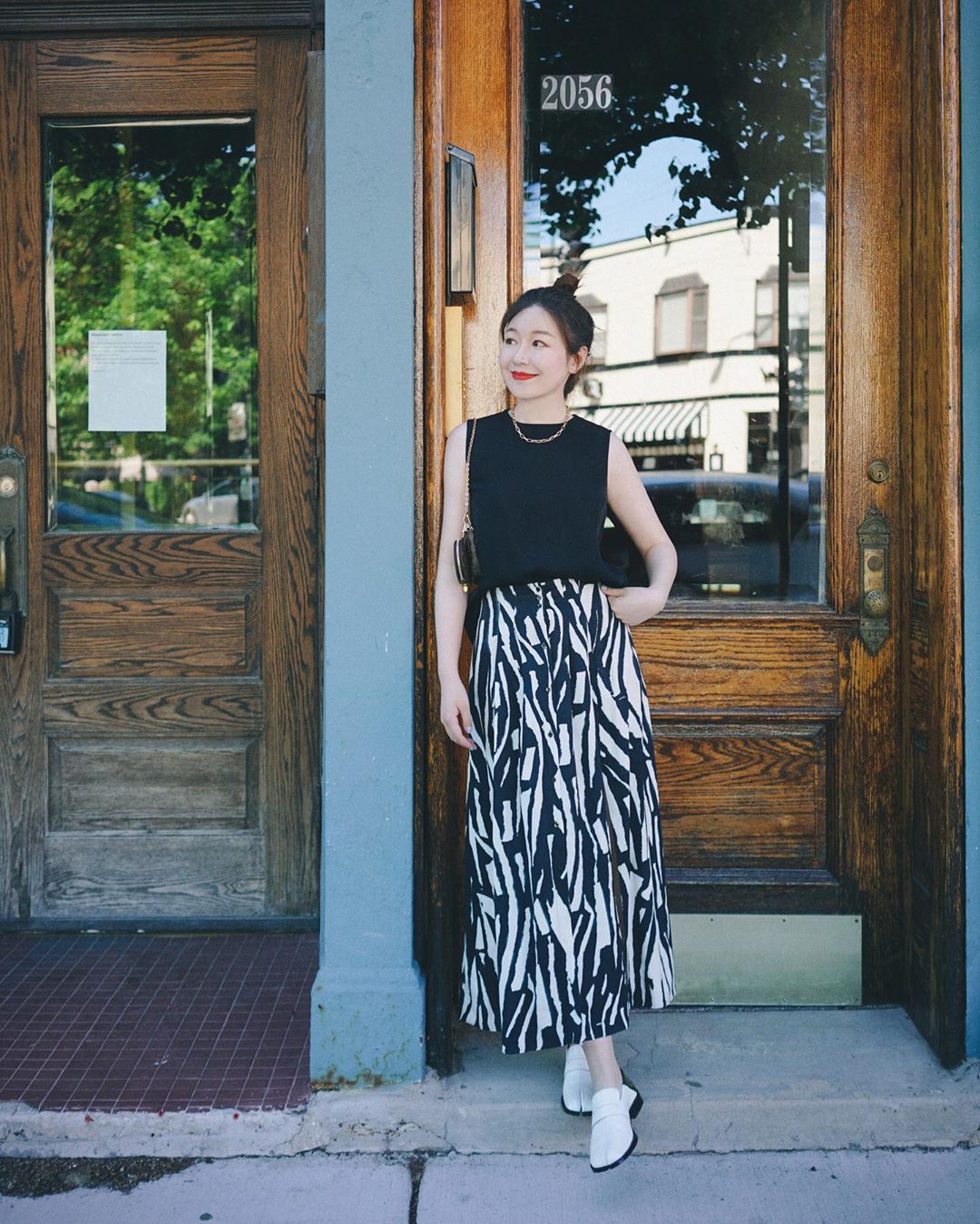 Dress code semi formal - Chân váy họa tiết trừu tượng và áo tanktop đen