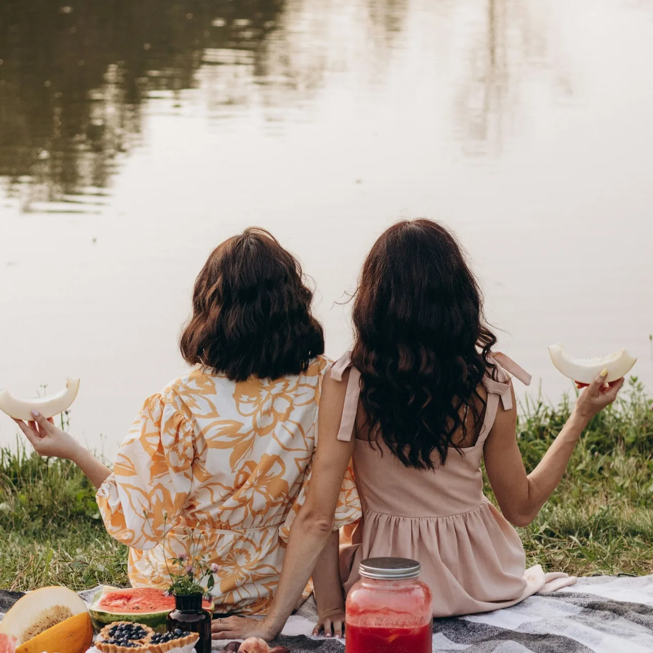 cô gái ngồi cạnh nhau soulmate