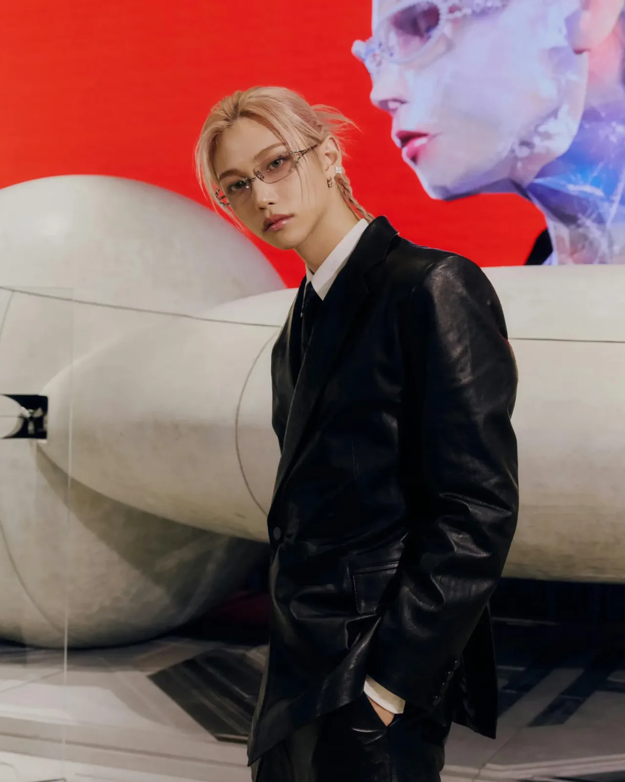 Hyunjin (Stray Kids) xuất hiện lạnh lùng với suit da đen