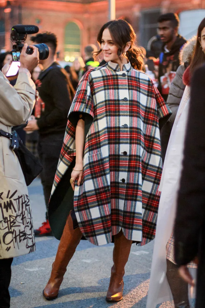 Kẻ caro cổ điển từ street style Tuần lễ thời trang London Thu - Đông 2018 Kẻ caro cổ điển từ street style Tuần lễ thời trang London Thu - Đông 2018