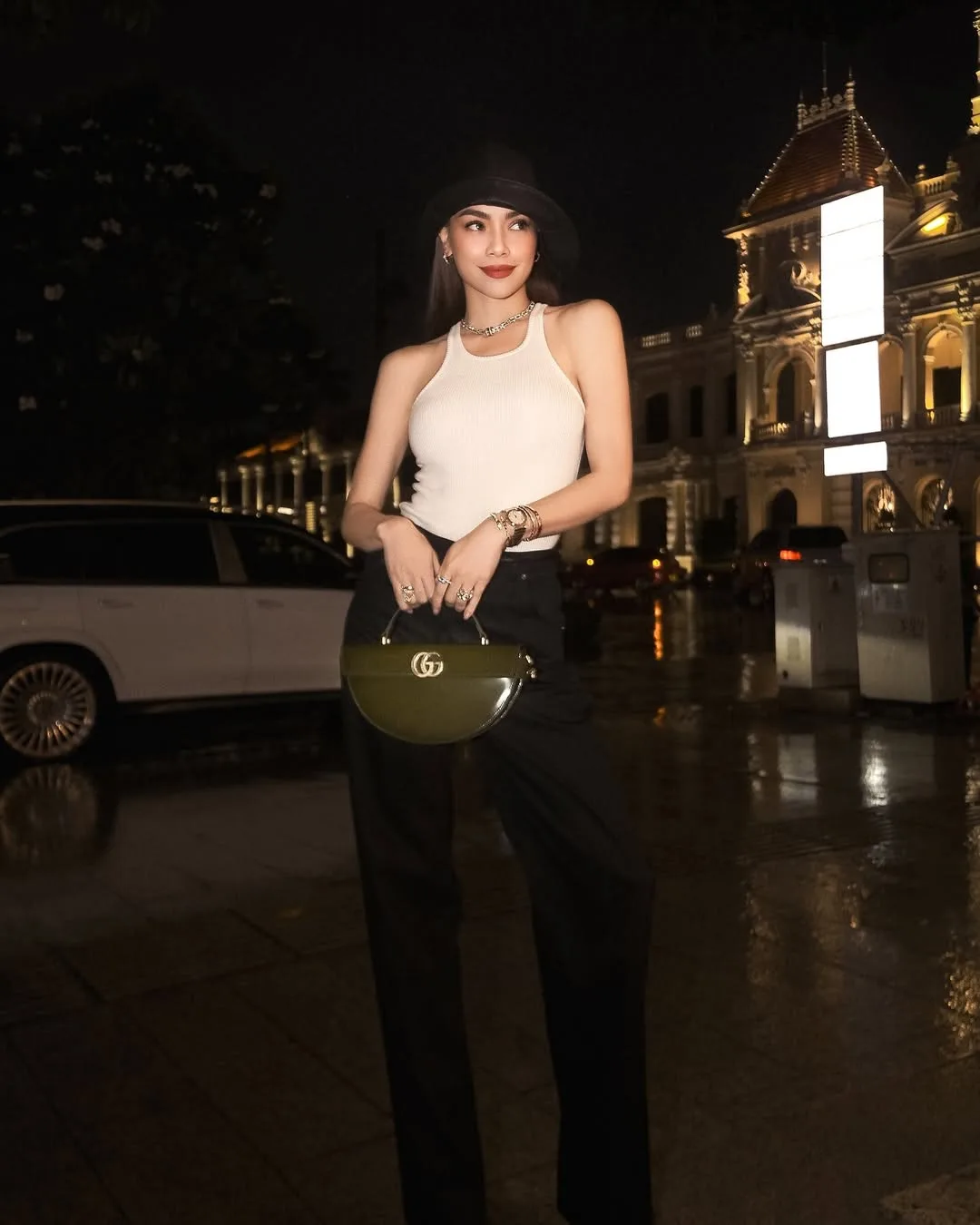 Hồ Ngọc Hà diện bản phối thanh lịch trắng đen