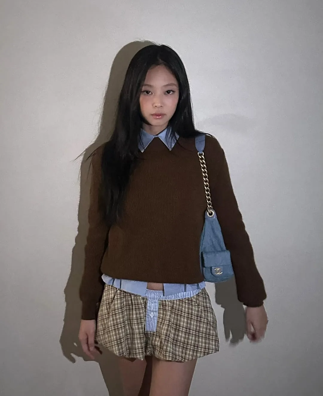 Áo sweater nâu được Jennie khéo léo kết hợp cùng áo sơ mi xanh denim lạ mắt.
