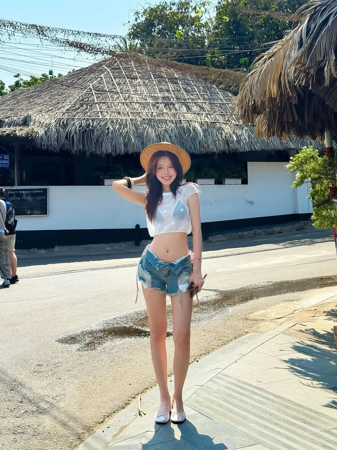 Biến tấu crop-top lưới năng động cho những buổi dạo phố khi kết hợp cùng quần short jeans cạp cao.