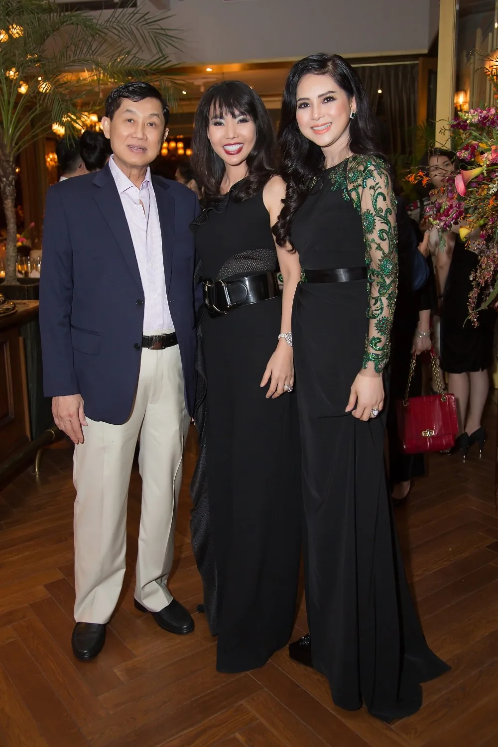 Anh Hanh, chi Tien va khach moi 1