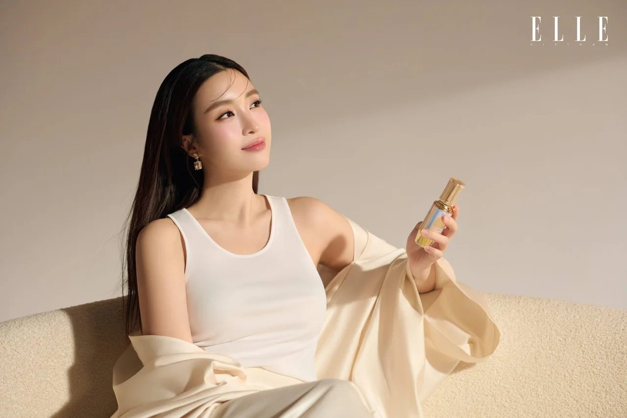 Đỗ Mỹ Linh ngồi cầm lọ serum Clé de Peau Beauté