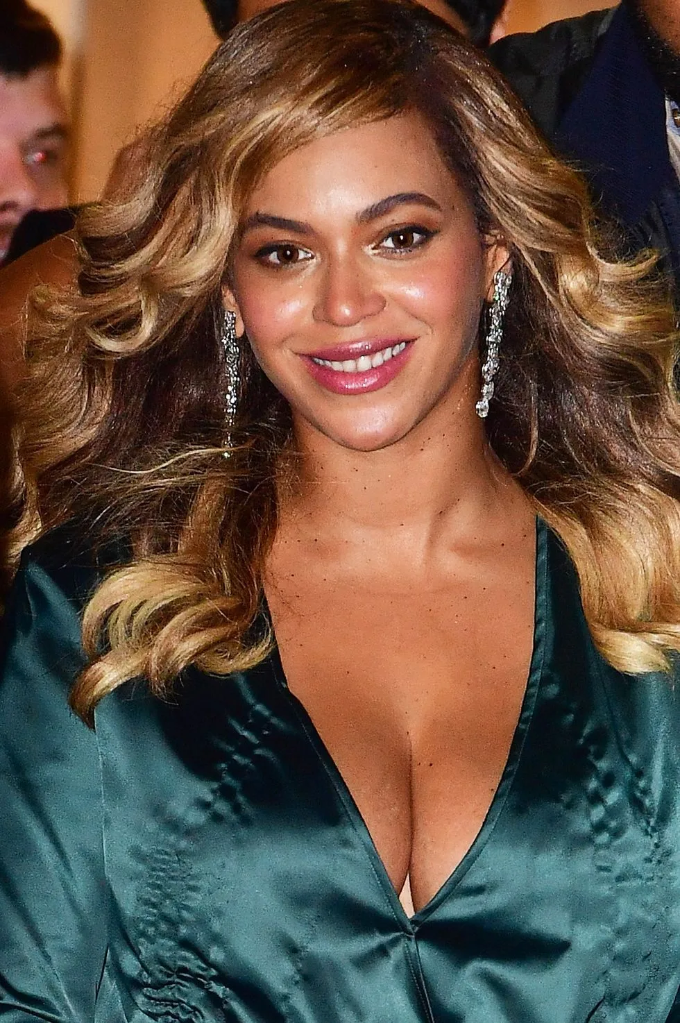 ca sĩ Beyoncé trong mái tóc caramel highlight ca sĩ Beyoncé trong mái tóc caramel highlight