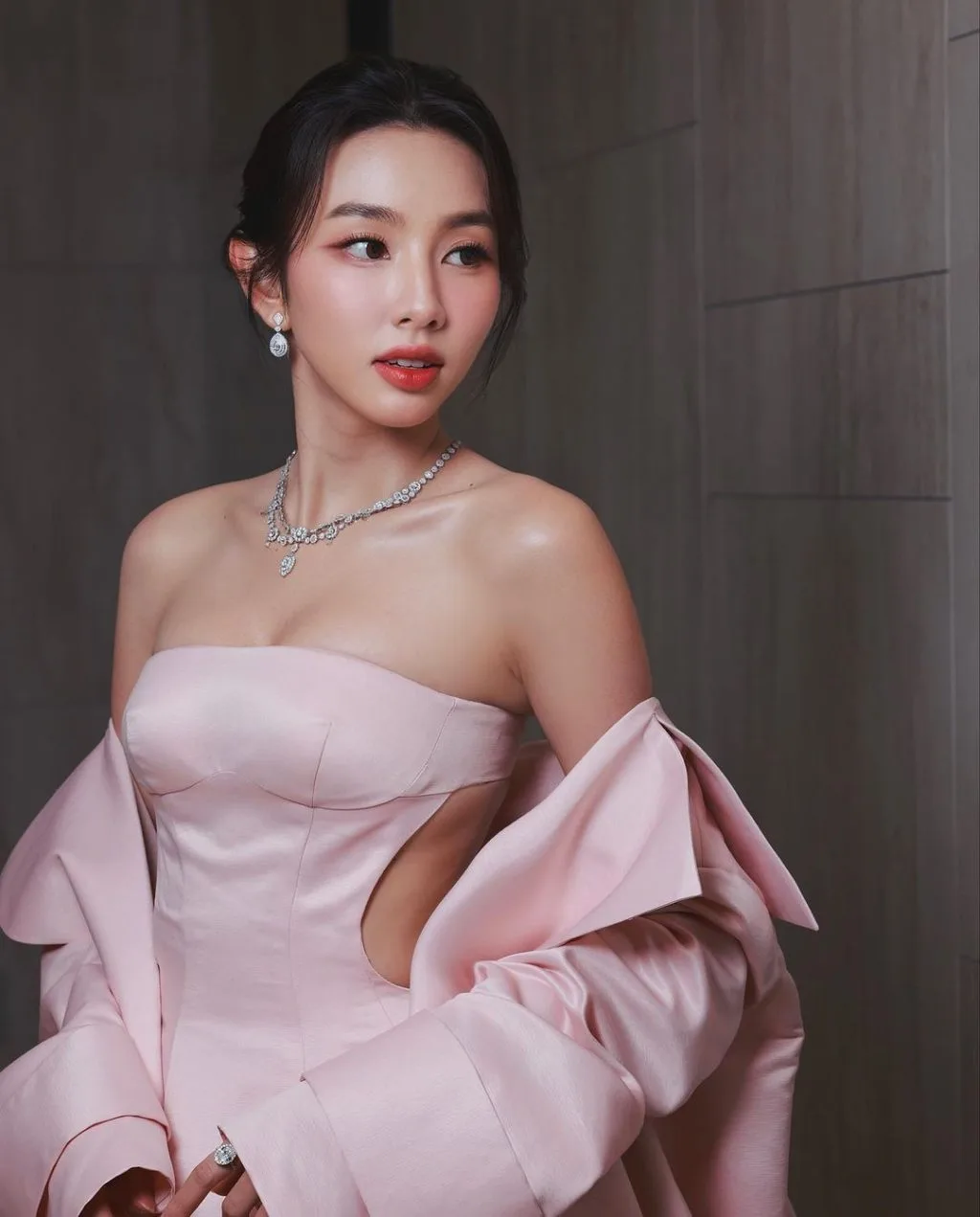 Thùy Tiên với kiểu trang điểm tông hồng. Thùy Tiên với kiểu trang điểm tông hồng.
