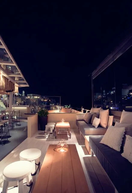 Fira về đêm nhộn nhịp hơn cả khi khách du lịch đổ về các quán bar, cafe và câu lạc bộ đêm để sẵn sàng cuộc vui cùng những vũ công duyên dáng trong vũ điệu Syrtaki kéo dài đến tận khuya. Nên thử: Tango bar