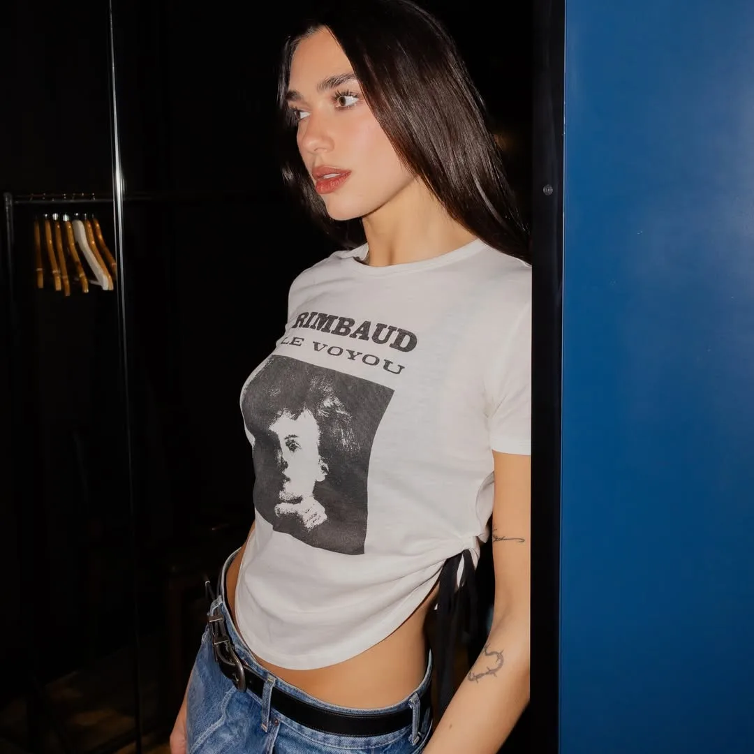 Dua Lipa trong buổi trình diễn cùng Tame Impala