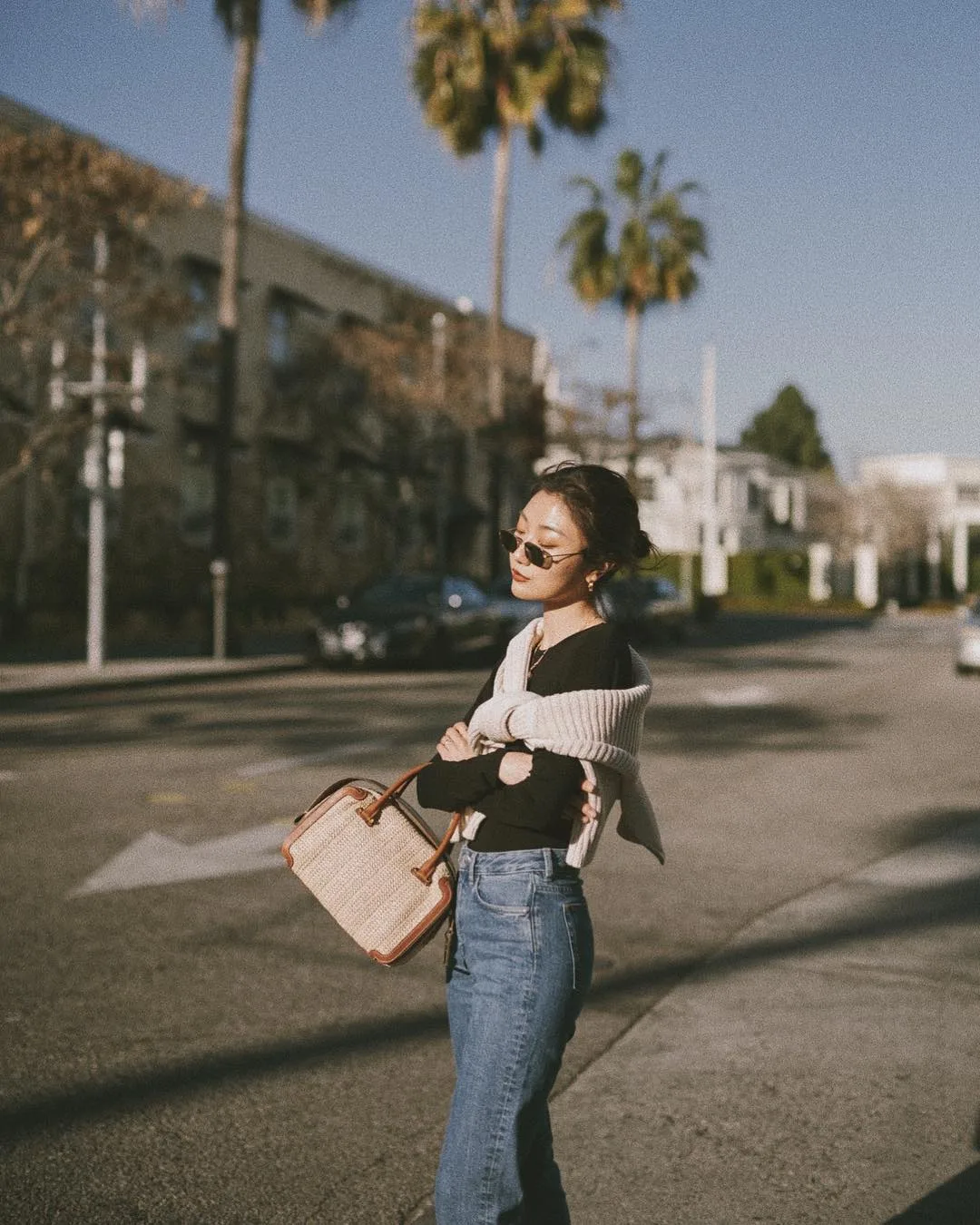 cô gái phối layer với áo đen và choàng áo sweater