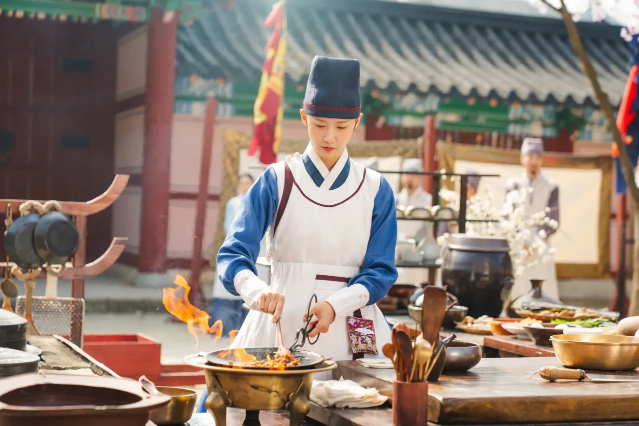 Yếu tố ẩm thực giúp làm dịu yếu tố lịch sử trong phim Ngự Trù của Bạo Chúa. (Ảnh: TIME)