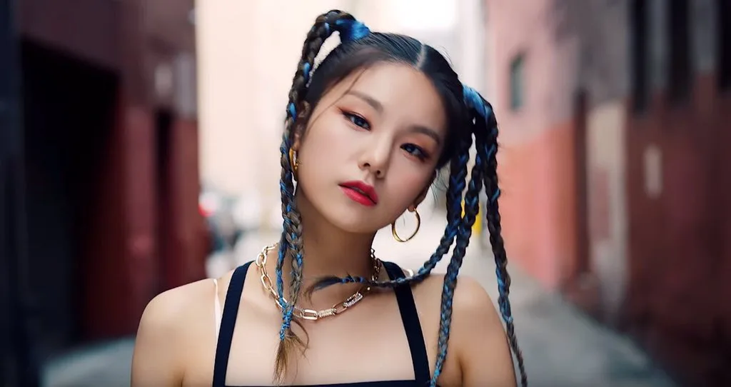 xu hướng thời trang trong mv icy của itzy - yeji