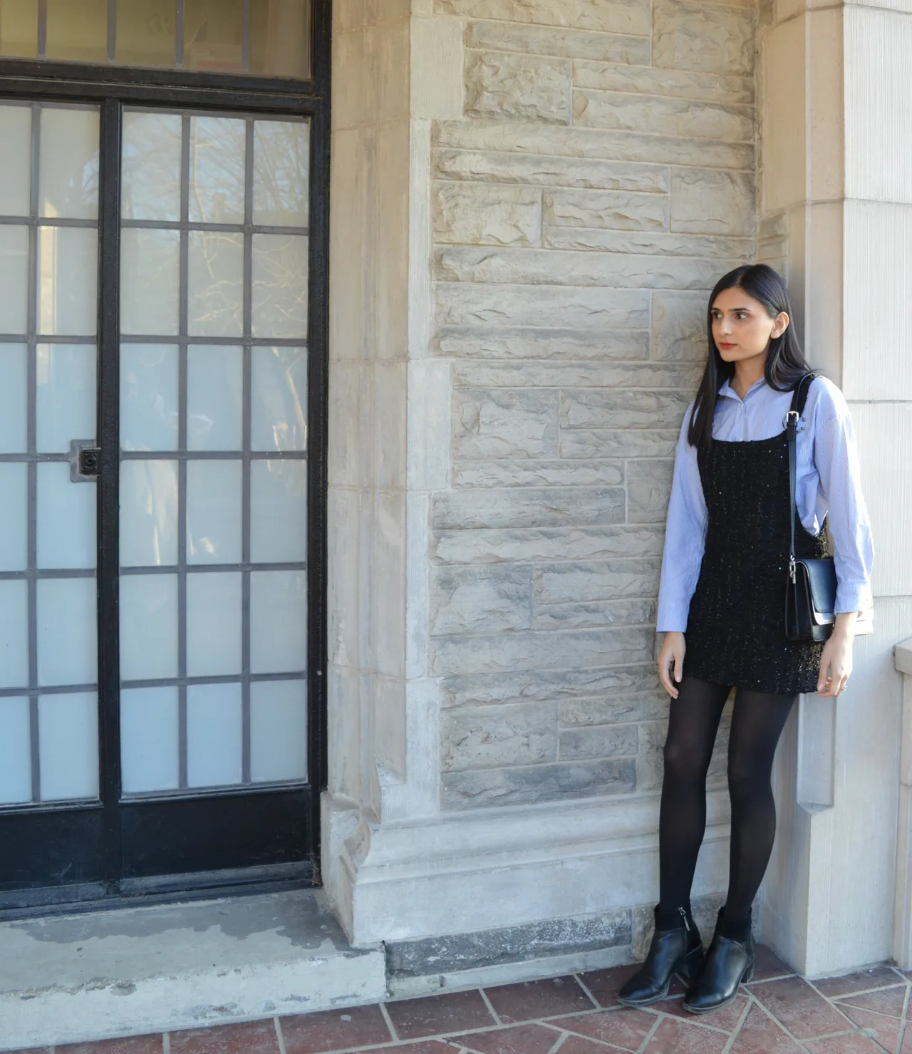 áo sơ mi kẻ sọc mặc cùng yếm váy đen phong cách preppy