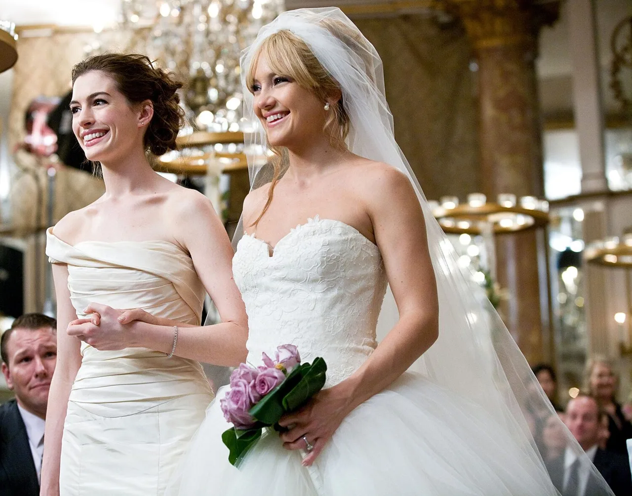anne hathaway mặc váy cưới hôn nhân
