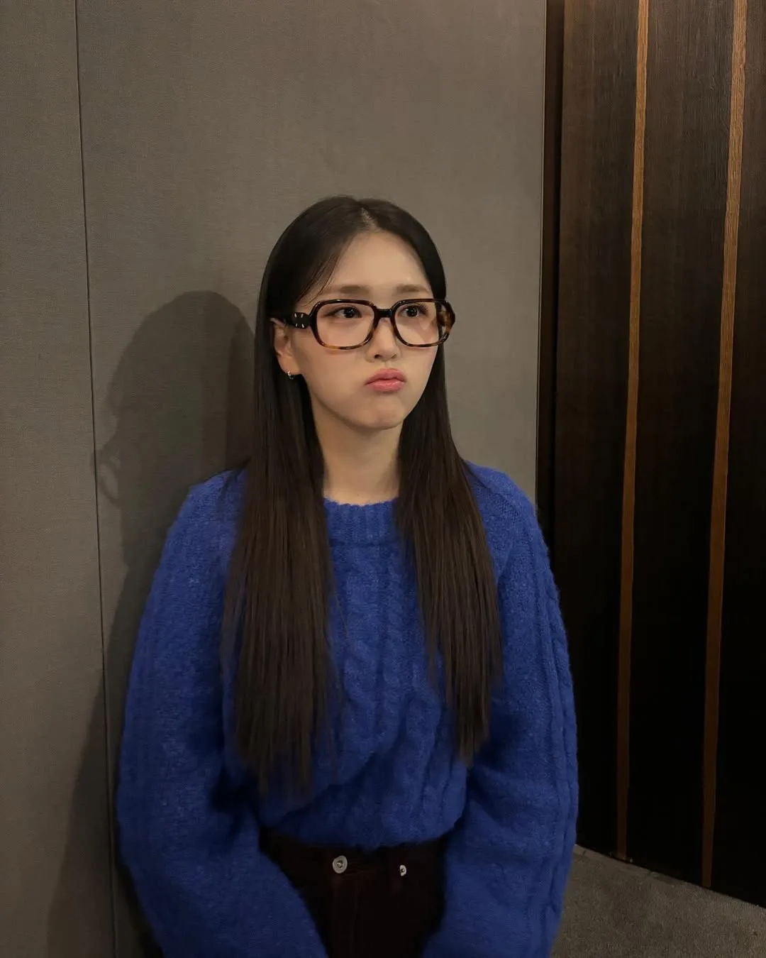Kim Ji Eun diện áo len xanh