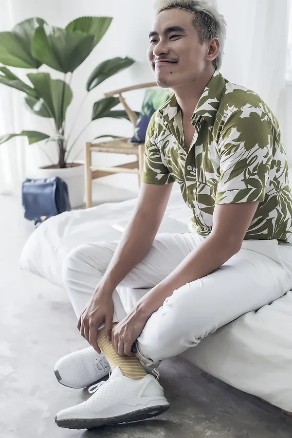 Kiều Minh Tuấn và cú lội ngược dòng trong phong cách thời trang Với những chiếc áo quá nhiều họa tiết thì set đồ đơn giản với màu trắng làm chủ đạo chính là công thức để làm nên nét trẻ trung cho các chàng.