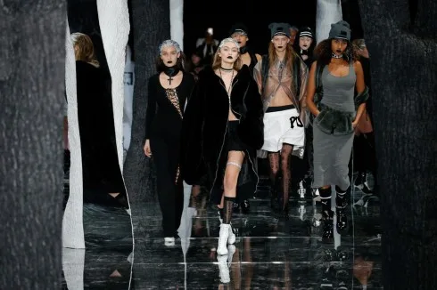 Gigi Hadid làm vedette kết lại show diễn trong chiếc áo khoác lông dày và phụ kiện cá tính