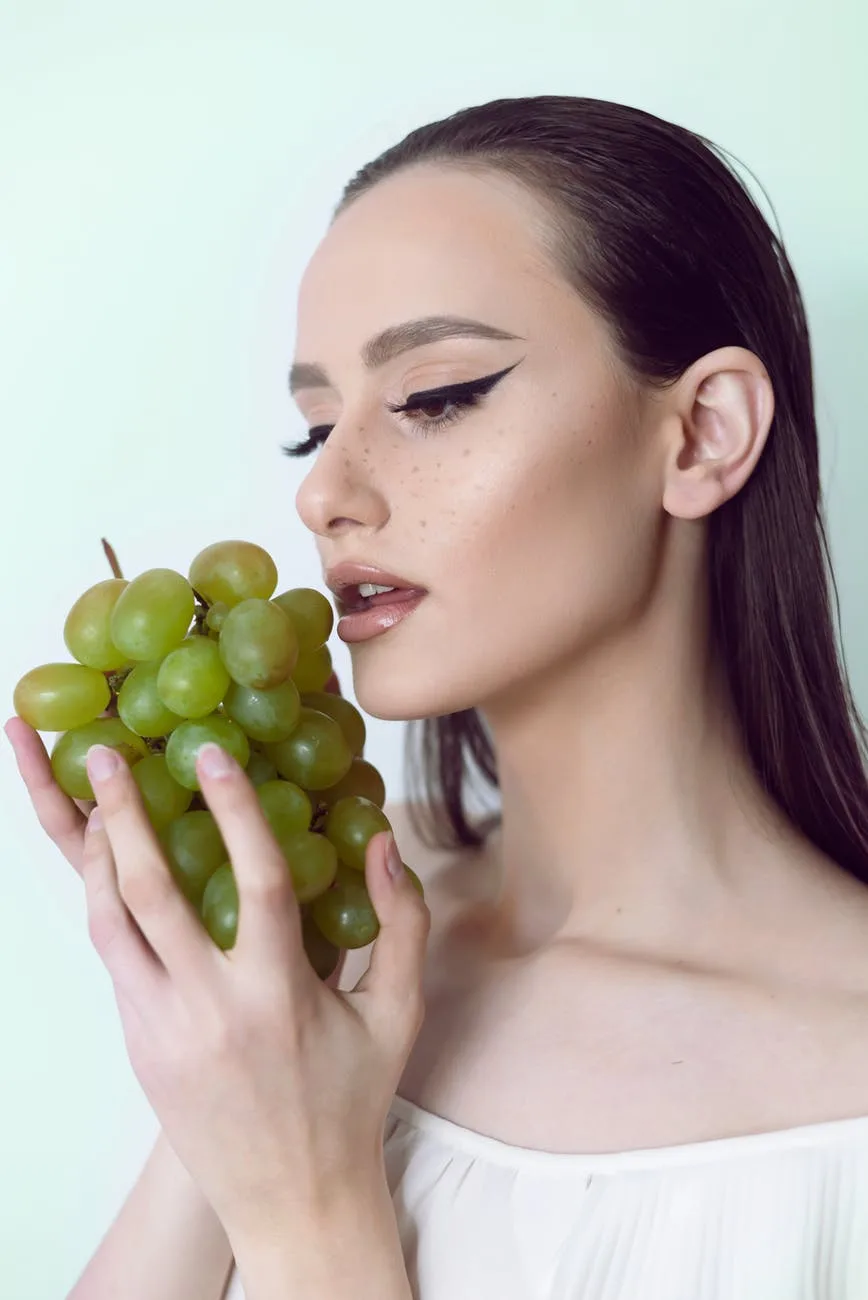 Collagen-Cô gái cầm chùm nho. Collagen - Cô gái cầm chùm nho.