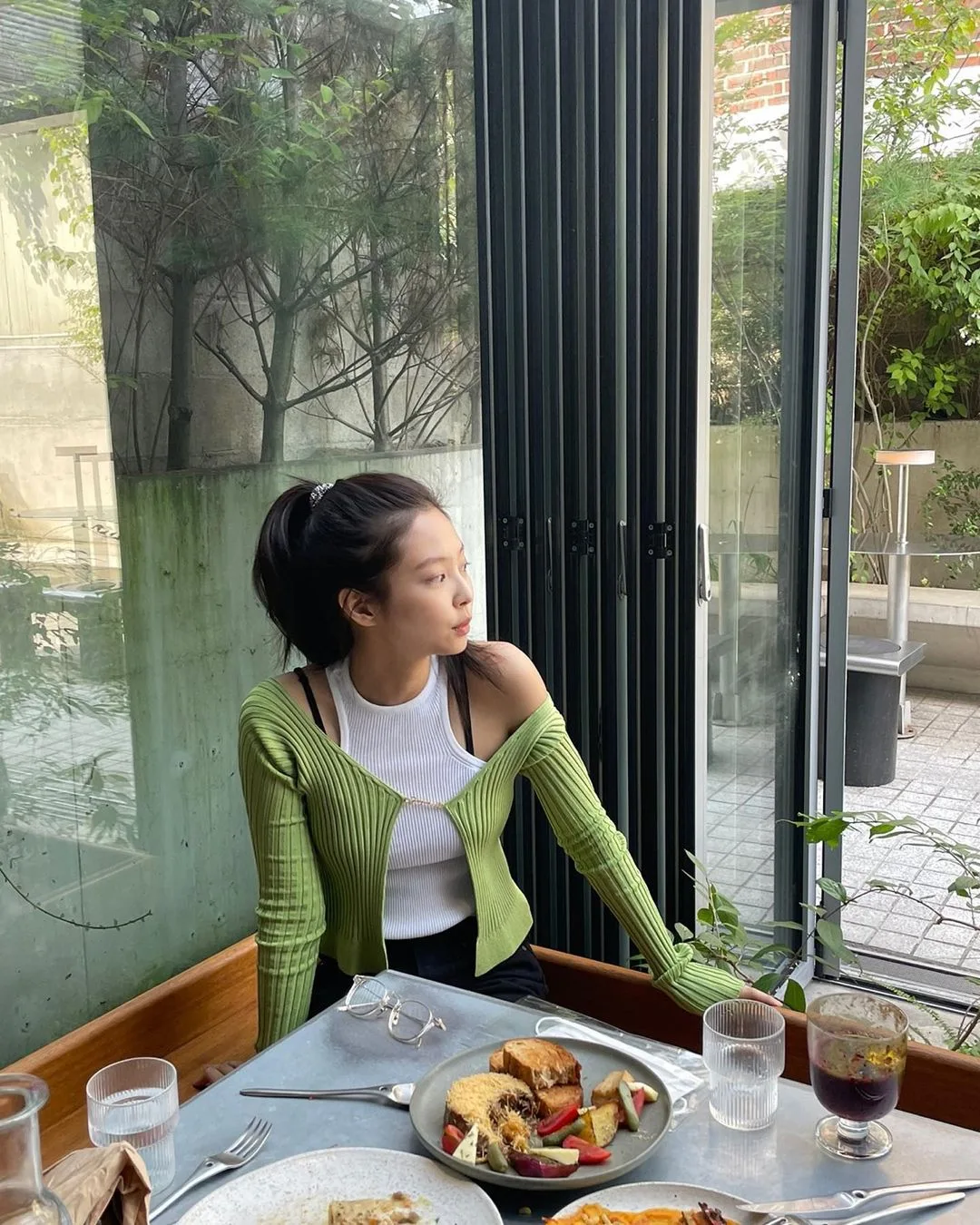 Nhìn sang hướng khác để tạo dáng tự nhiên trong quán cà phê