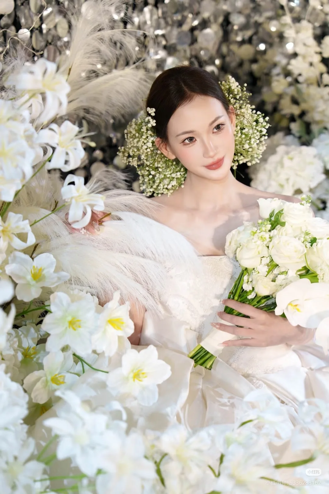 Hoa trên tóc trở thành “chữ ký thị giác” mới của các minh tinh Cbiz